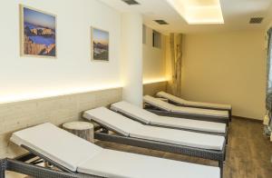 rząd pustych krzeseł w poczekalni w obiekcie Hotel Tschurtschenthaler w mieście Dobbiaco