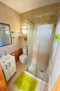 La salle de bains est pourvue d'une douche, de toilettes et d'un lavabo. dans l'établissement Vera Ciao Luz, à Vera
