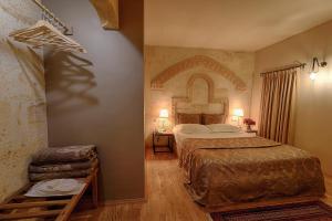 une chambre d'hôtel avec un lit et une chambre avec dans l'établissement Heybe Hotel & Spa, à Gorëme