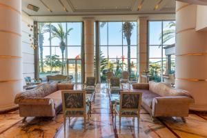een lobby met banken en stoelen en palmbomen bij Le Zenith Hotel & Spa in Casablanca