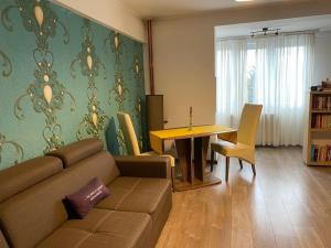 a living room with a couch and a table at Central Cosy Apart Oradea in Oradea