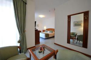 Tempat tidur dalam kamar di Grand Hotel Cesare Augusto