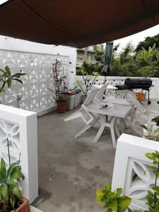 Gambar di galeri bagi Okinawan. Sweet Home. T-8 di Chatan