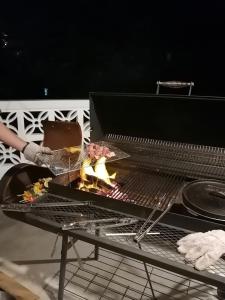 北谷町にあるオキナワン スイートホーム T-8の人間が焼き物を作っている