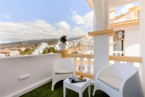balcón con 2 sillas y vistas a la ciudad en PaulMarie Family Apartment Ocean&Mountain View en Adeje