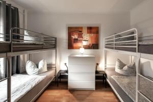 1 Schlafzimmer mit 2 Etagenbetten und einem Schreibtisch in der Unterkunft Arkadia - Ferienwohnung - Uhlandweg in Buckhorn