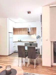帕萊的住宿－Green Harmony Apartment，厨房以及带桌椅的用餐室。