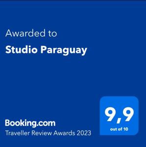 Ett certifikat, pris eller annat dokument som visas upp på Studio Paraguay