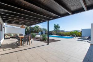 Bazén v ubytování Heated & Shared Pool VILLA MATRIANA 36A, North Shore Villas nebo v jeho okolí