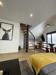 - une chambre avec un escalier en colimaçon dans une maison dans l'établissement Chaleur Moderne des Pyrénées, à Argelès-Gazost