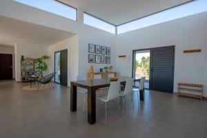 Posezení v ubytování Heated & Shared Pool VILLA MATRIANA 36A, North Shore Villas