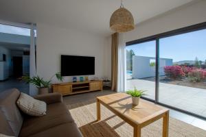 TV a/nebo společenská místnost v ubytování Heated & Shared Pool VILLA MATRIANA 36A, North Shore Villas