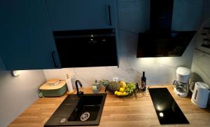 Kuchyňa alebo kuchynka v ubytovaní MiłoMi Apartamenty Kołobrzeg