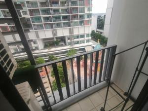 Balkón nebo terasa v ubytování [SLEEPS 4 PAX] @ I-CITY