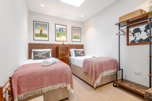 1 dormitorio con 2 camas en una habitación en Murray Place - 5 min walk from The Old Course, en St Andrews