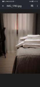 a group of white towels sitting on top of a bed at Locanda del vecchio mulino in Fiorano Modenese