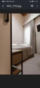 um quarto com uma cama, uma janela e uma mesa em Locanda del vecchio mulino em Fiorano Modenese