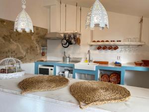 uma cozinha com duas grandes cestas em cima de um balcão em Casa da Aldeia em Santa Bárbara de Nexe