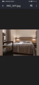 um quarto com uma cama com luzes em Locanda del vecchio mulino em Fiorano Modenese