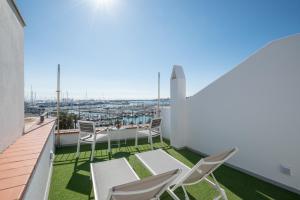 einen Balkon mit Stühlen und Stadtblick in der Unterkunft Moli 37 House - Port View Terrace in Palma de Mallorca