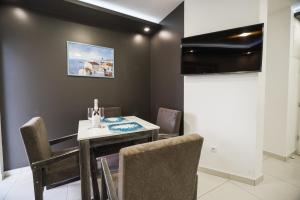 ein Esszimmer mit einem Tisch und Stühlen in der Unterkunft Villa San Antonio-exclusive apartments in Baška