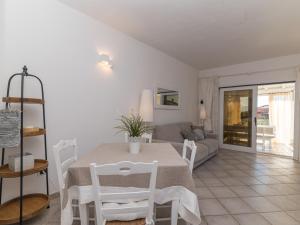 una sala de estar con una mesa y un sofá en Apartment Agrifoglio by Interhome, en Casa Tamponi