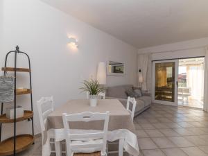 Casa TamponiにあるApartment Agrifoglio by Interhomeのリビングルーム(テーブル、ソファ付)