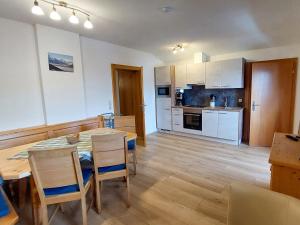 Una cocina y un comedor con mesa y sillas. en Apartment Unterpirchhof by Interhome, en Thumersbach