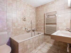 La salle de bains est pourvue d'une baignoire, de toilettes et d'un lavabo. dans l'établissement Chalet Eloise by Interhome, à Nendaz
