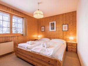 Ένα ή περισσότερα κρεβάτια σε δωμάτιο στο Chalet Eloise by Interhome