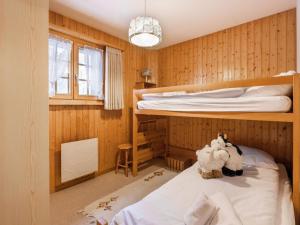 Ένα ή περισσότερα κρεβάτια σε δωμάτιο στο Chalet Eloise by Interhome