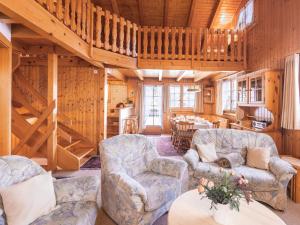 Χώρος καθιστικού στο Chalet Eloise by Interhome