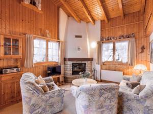 Χώρος καθιστικού στο Chalet Eloise by Interhome
