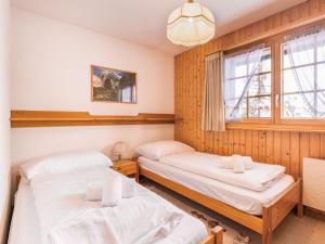 Ένα ή περισσότερα κρεβάτια σε δωμάτιο στο Chalet Eloise by Interhome
