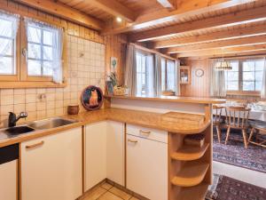 Η κουζίνα ή μικρή κουζίνα στο Chalet Eloise by Interhome