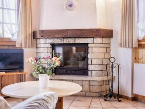 Μια τηλεόραση ή/και κέντρο ψυχαγωγίας στο Chalet Eloise by Interhome