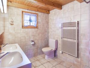 Ένα μπάνιο στο Chalet Eloise by Interhome