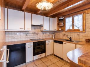 Η κουζίνα ή μικρή κουζίνα στο Chalet Eloise by Interhome