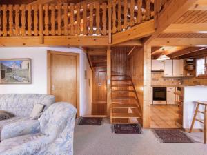 Χώρος καθιστικού στο Chalet Eloise by Interhome