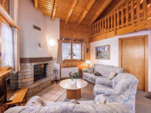 Χώρος καθιστικού στο Chalet Eloise by Interhome