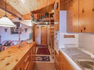 Køkken eller tekøkken på Apartment Chaedoz 65 by Interhome