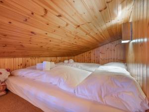 ナンダにあるApartment Chaedoz 65 by Interhomeの木製の部屋の大きな白いベッド