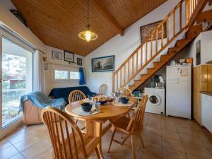 kuchnia i jadalnia ze stołem i krzesłami w obiekcie Holiday Home Golf Loisirs-1 by Interhome w mieście Lacanau-Océan