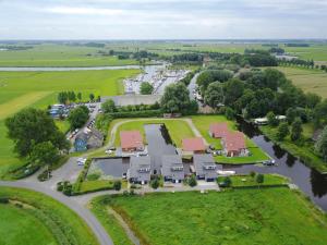 z góry widok na wioskę z rzeką i domów w obiekcie Villa Krekt Oer 't Wetter by Interhome w mieście Uitwellingerga