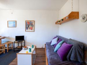 勒柯比意的住宿－Apartment Lunik Orion-22 by Interhome，客厅配有沙发和桌子