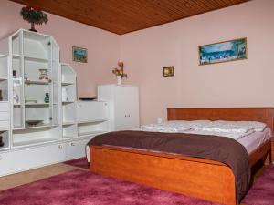 ein Schlafzimmer mit einem Bett und einem weißen Schrank in der Unterkunft Holiday Home Brasse by Interhome in Balatonkeresztúr