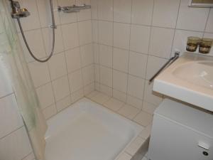 エンゲルベルクにあるApartment Blumenweg 8 by Interhomeの白いバスルーム(シャワー、シンク付)