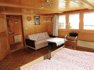 Pokój z 2 łóżkami, stołem i kanapą w obiekcie Apartment Talblick by Interhome w mieście Saas-Grund