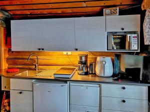 eine Küchentheke mit einer Spüle und einer Kaffeemaschine in der Unterkunft Holiday Home Tievatupa 2- pienempi by Interhome in Ylläsjärvi