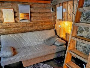 ユッラスヤルヴィにあるHoliday Home Tievatupa 2- pienempi by Interhomeの部屋の隅にソファ